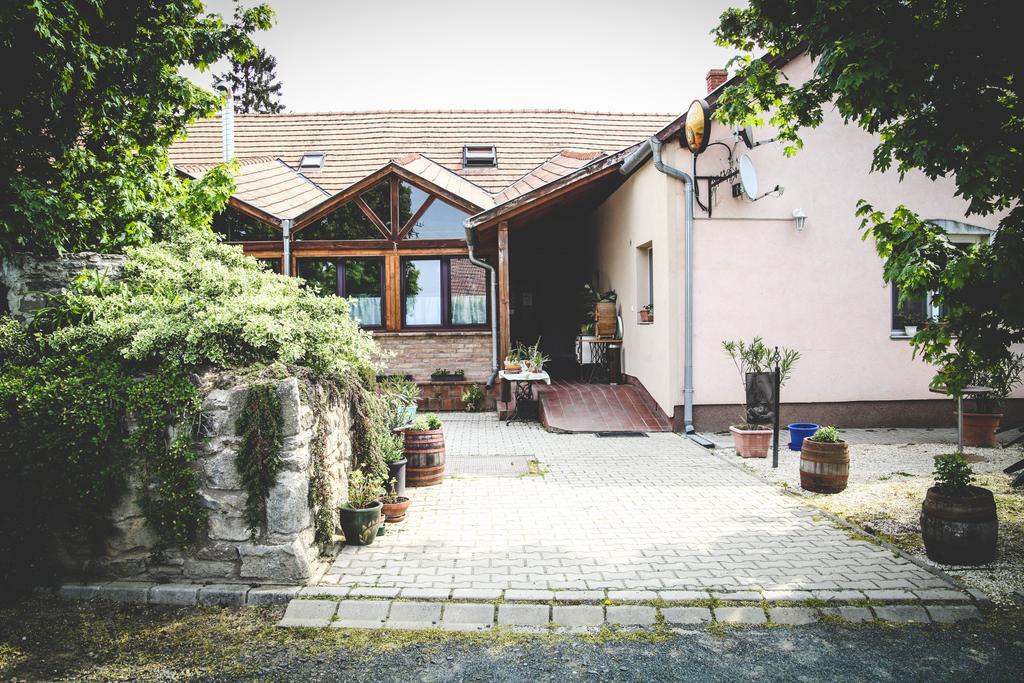 Borostyankert Etterem & Vendeghaz Hotel Sitke Екстериор снимка
