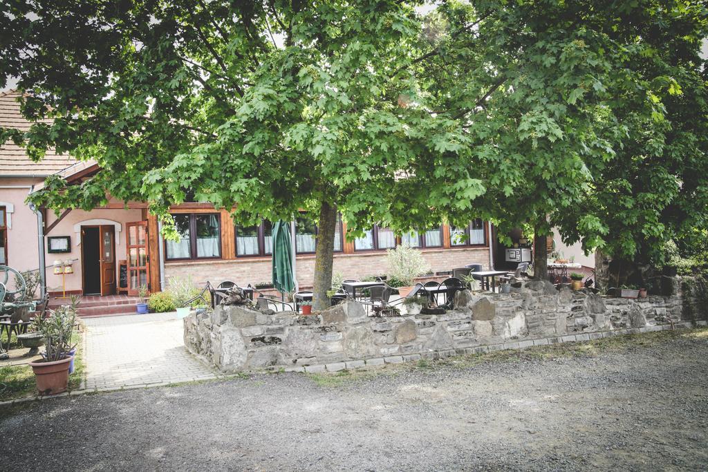 Borostyankert Etterem & Vendeghaz Hotel Sitke Екстериор снимка